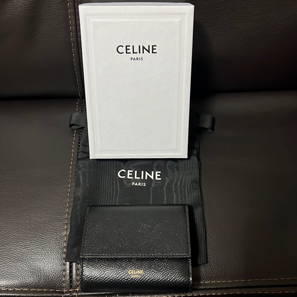 Authentic brand new Celine SMALL TRIFOLD WALLET IN GRAINED CALFSKIN
BLACK